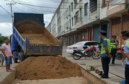 用泥土填满地基现场