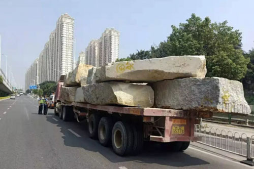 货车满载大石头严重超载 压爆地磅无法显示吨数